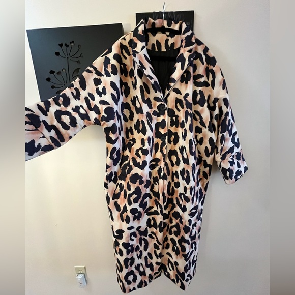 Leopard print trench coat statement piece. Fully lined. Jacket indoor/outerwear - Picture 2 of 8